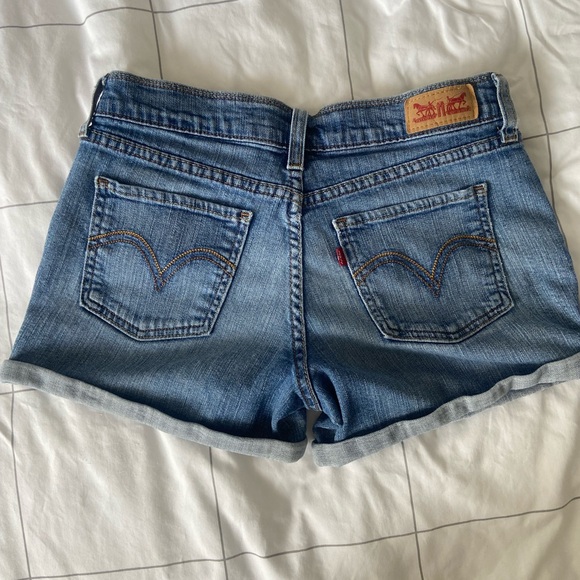 Levi’s denim shorts - Picture 3 of 3
